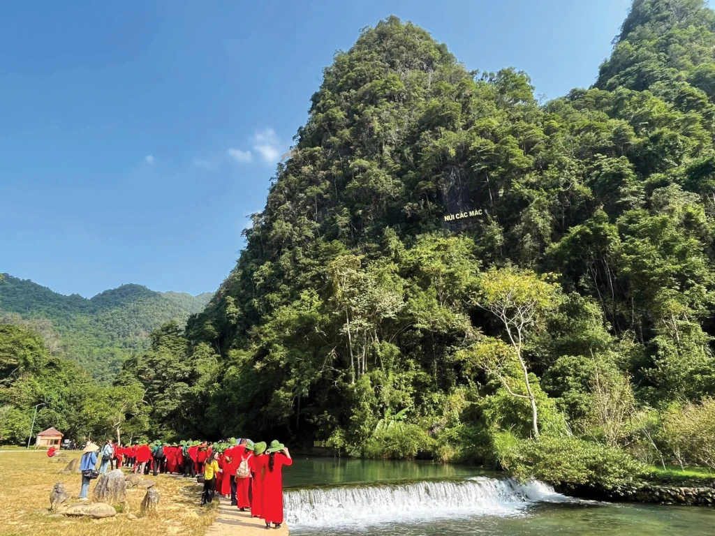 Du lịch “về nguồn” đầu năm