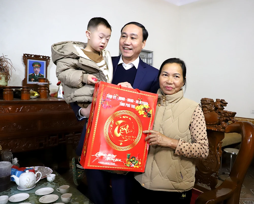 Phó Bí thư Thường trực Tỉnh ủy Phùng Khánh Tài thăm, tặng quà Tết tại huyện Tam Nông