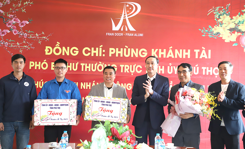 Phó Bí thư Thường trực Tỉnh ủy Phùng Khánh Tài thăm, tặng quà Tết tại huyện Tam Nông