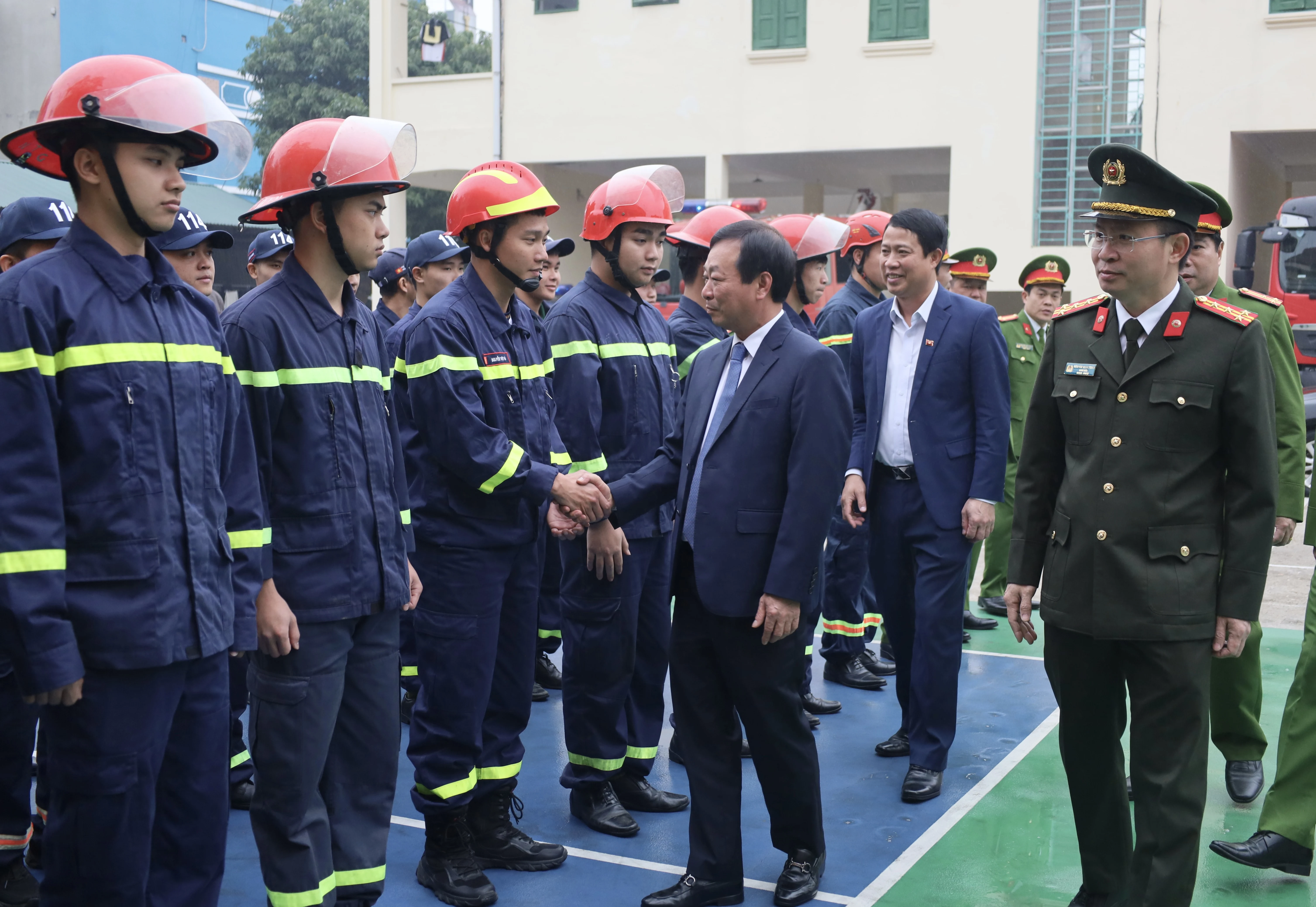 Chairman of the Provincial Peoples Committee Bui Van Quang extends New Year wishes to the provincial police force