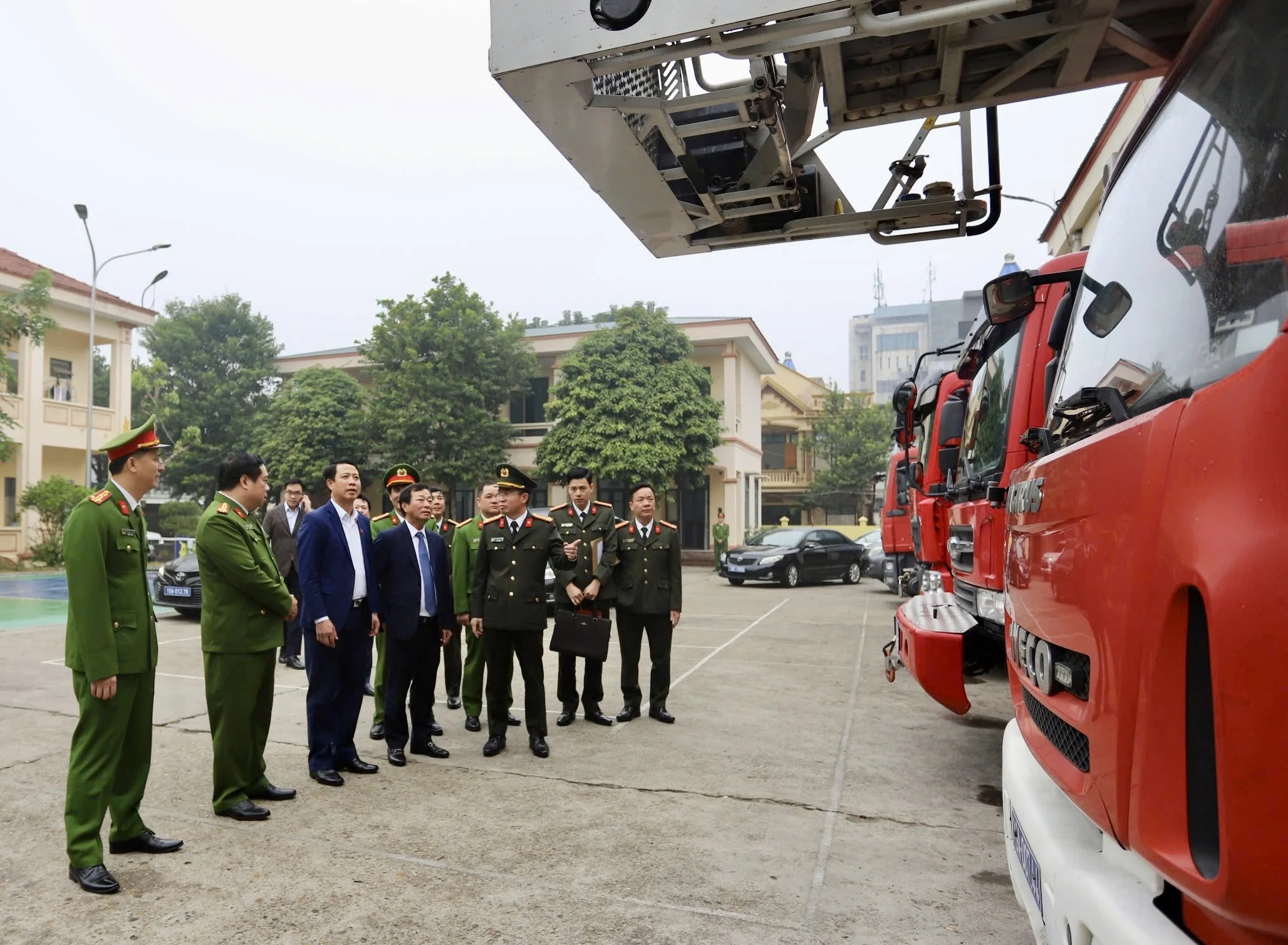 Chairman of the Provincial Peoples Committee Bui Van Quang extends New Year wishes to the provincial police force