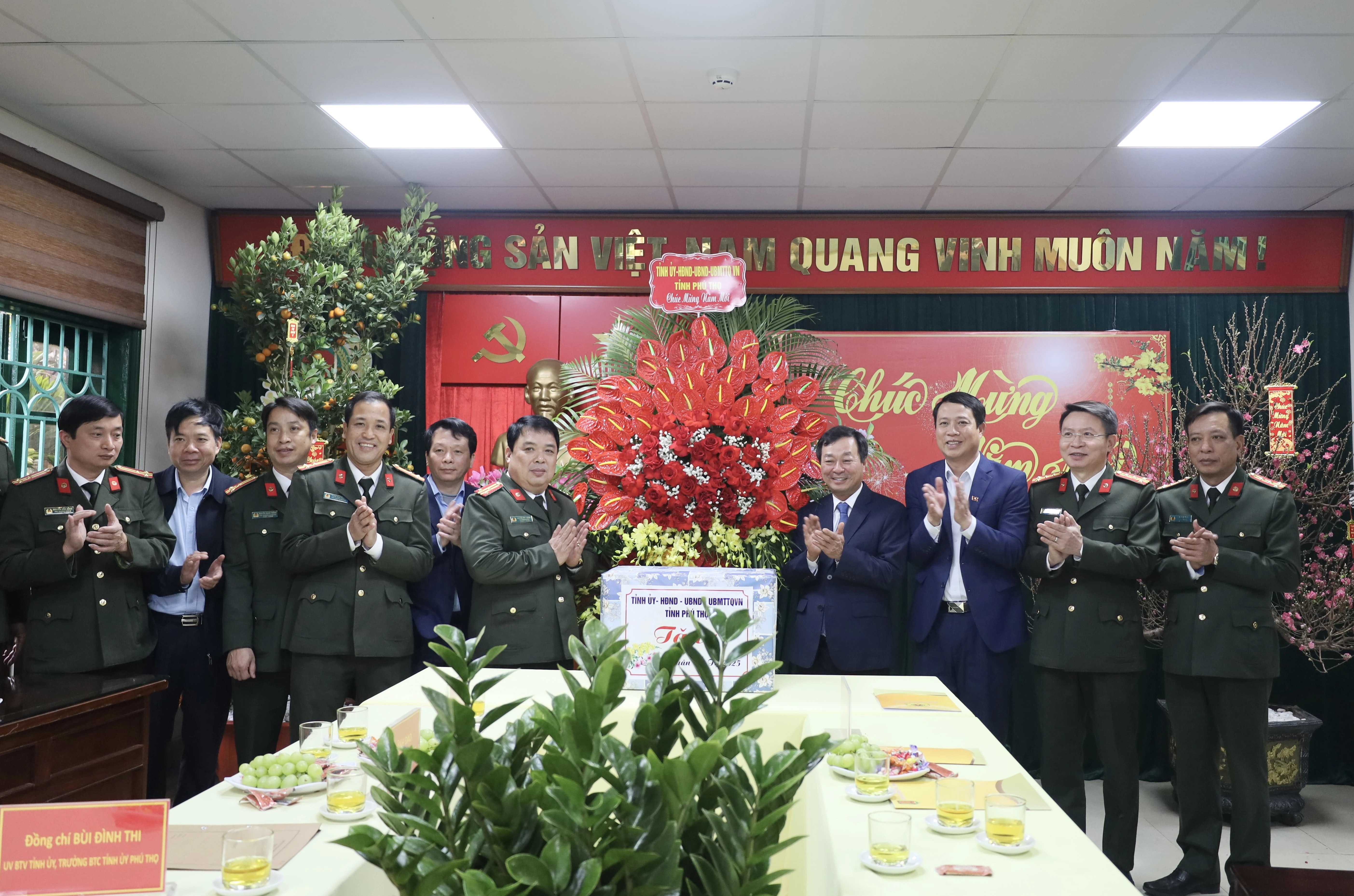 Chairman of the Provincial Peoples Committee Bui Van Quang extends New Year wishes to the provincial police force