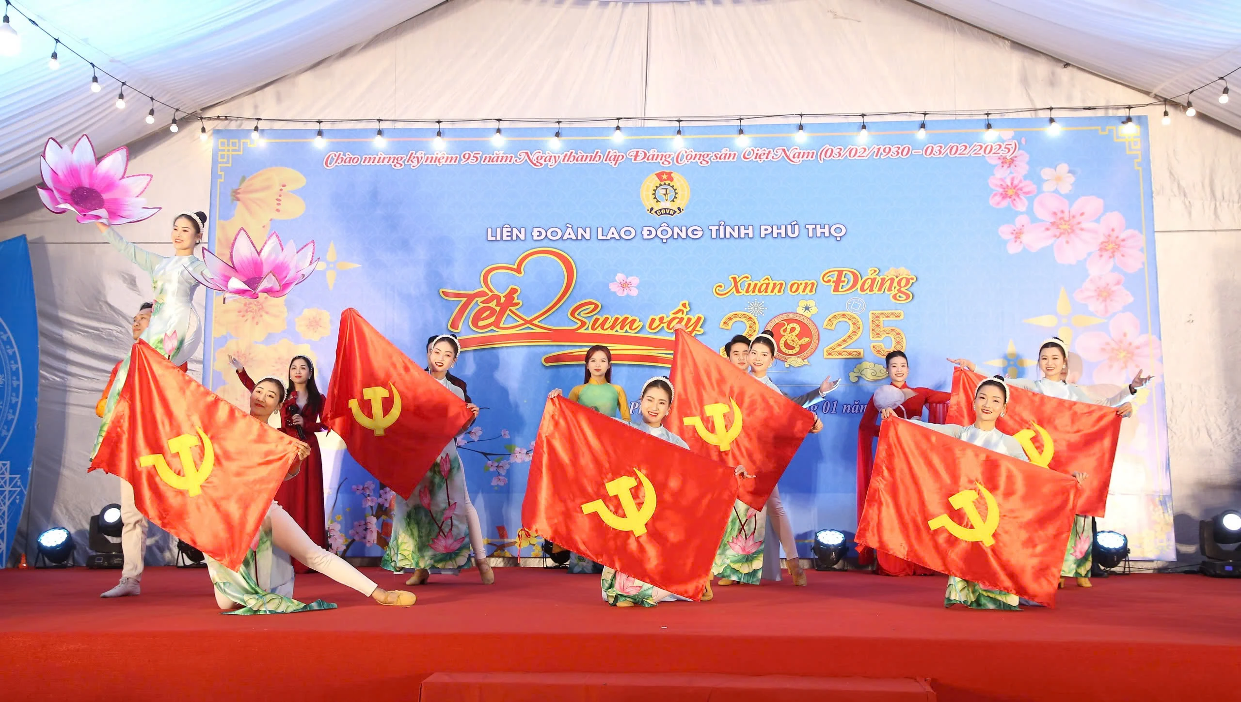 95 năm có Đảng soi đường