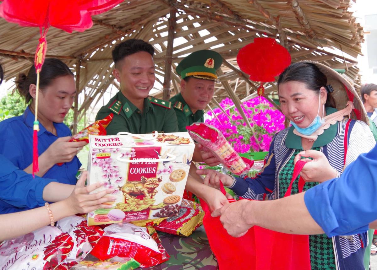 San sẻ yêu thương để không gia đình nào không có Tết”