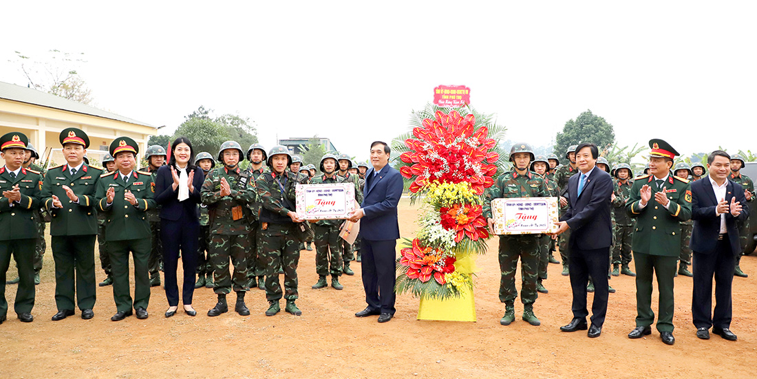 Bí thư Tỉnh ủy Bùi Minh Châu thăm, chúc Tết Đại đội Trinh sát - Cơ giới, Bộ CHQS tỉnh