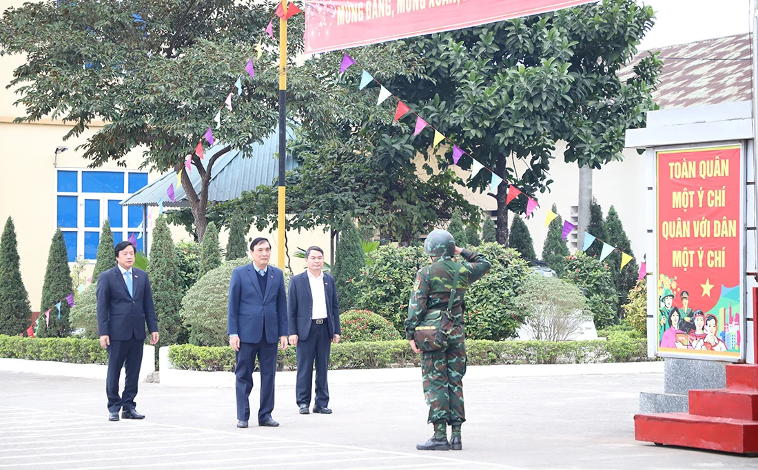 Bí thư Tỉnh ủy Bùi Minh Châu thăm, chúc Tết Đại đội Trinh sát - Cơ giới, Bộ CHQS tỉnh