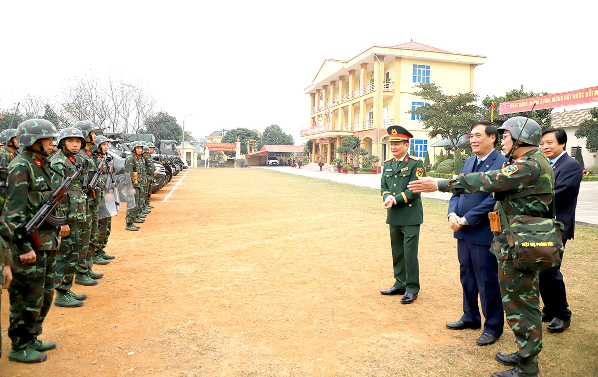 Bí thư Tỉnh ủy Bùi Minh Châu thăm, chúc Tết Đại đội Trinh sát - Cơ giới, Bộ CHQS tỉnh