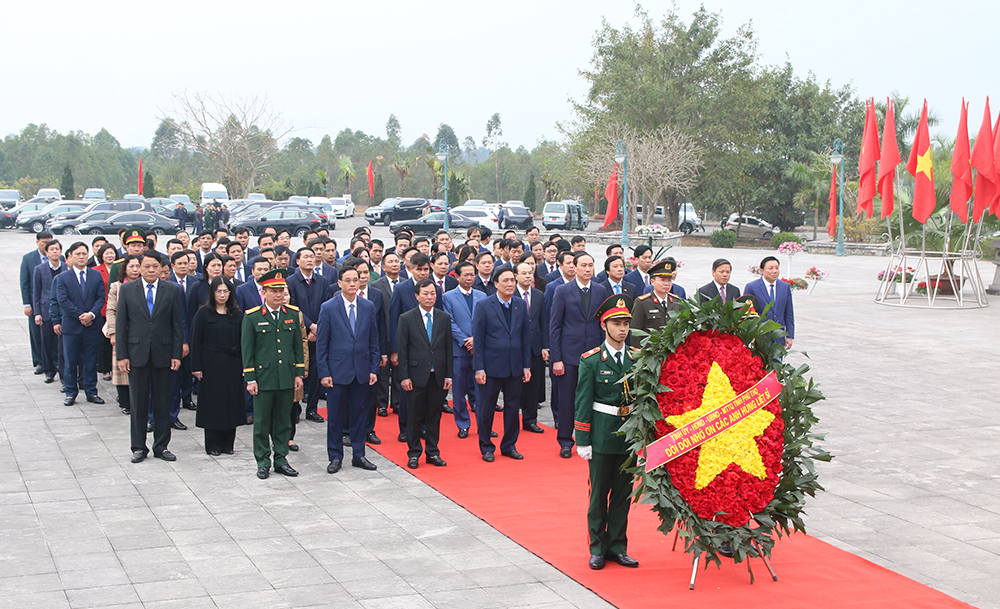 Dâng hoa tưởng niệm các Anh hùng liệt sĩ nhân dịp Tết Nguyên đán Ất Tỵ 2025