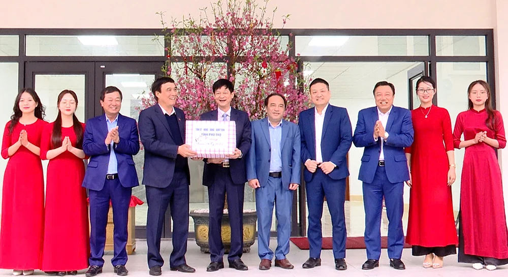 Bí thư Tỉnh uỷ và Chủ tịch UBND tỉnh thăm, chúc Tết Đảng bộ, chính quyền và Nhân dân thị xã Phú Thọ