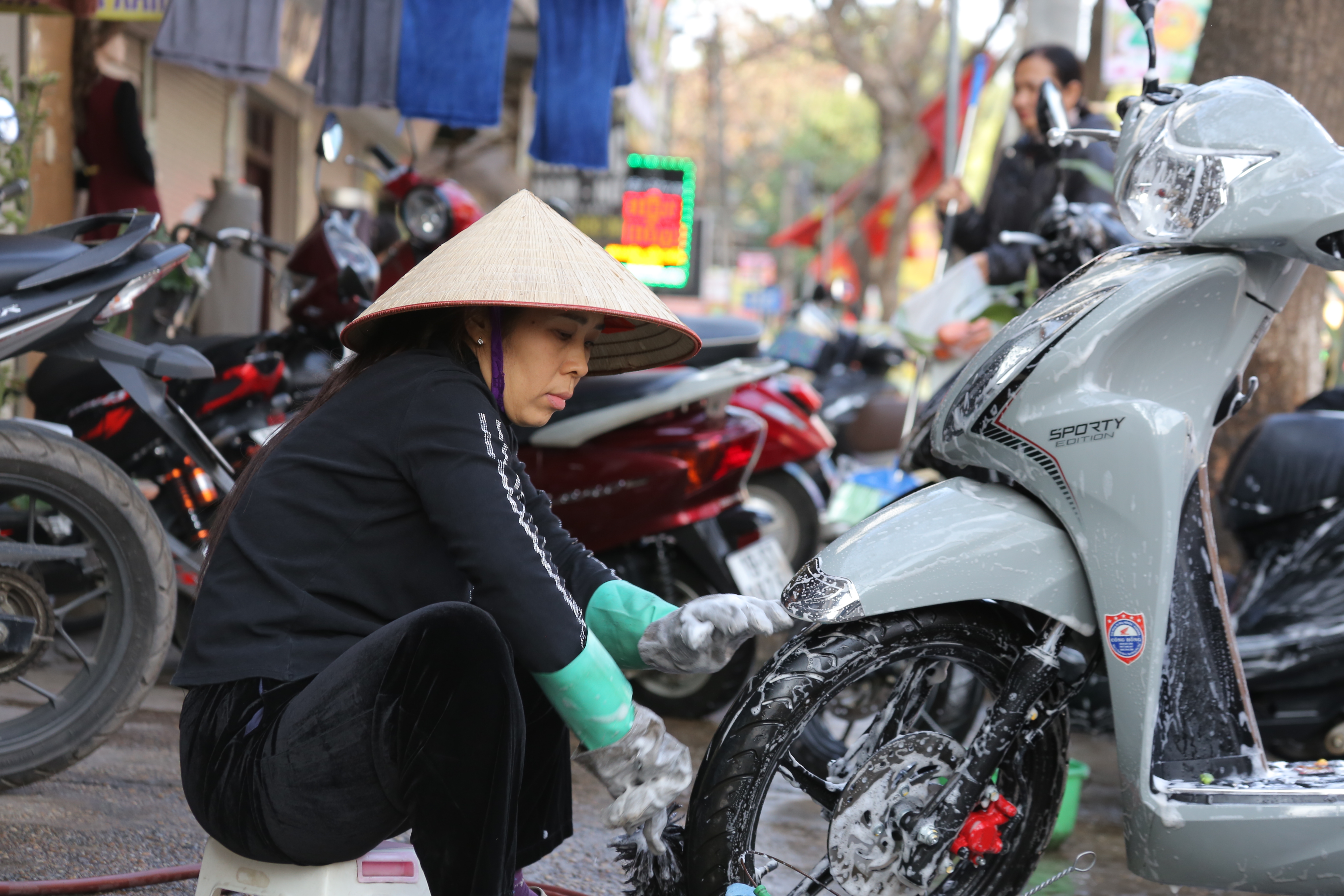 Car wash on the 29th of Tet: People wait 2 hours for their turn