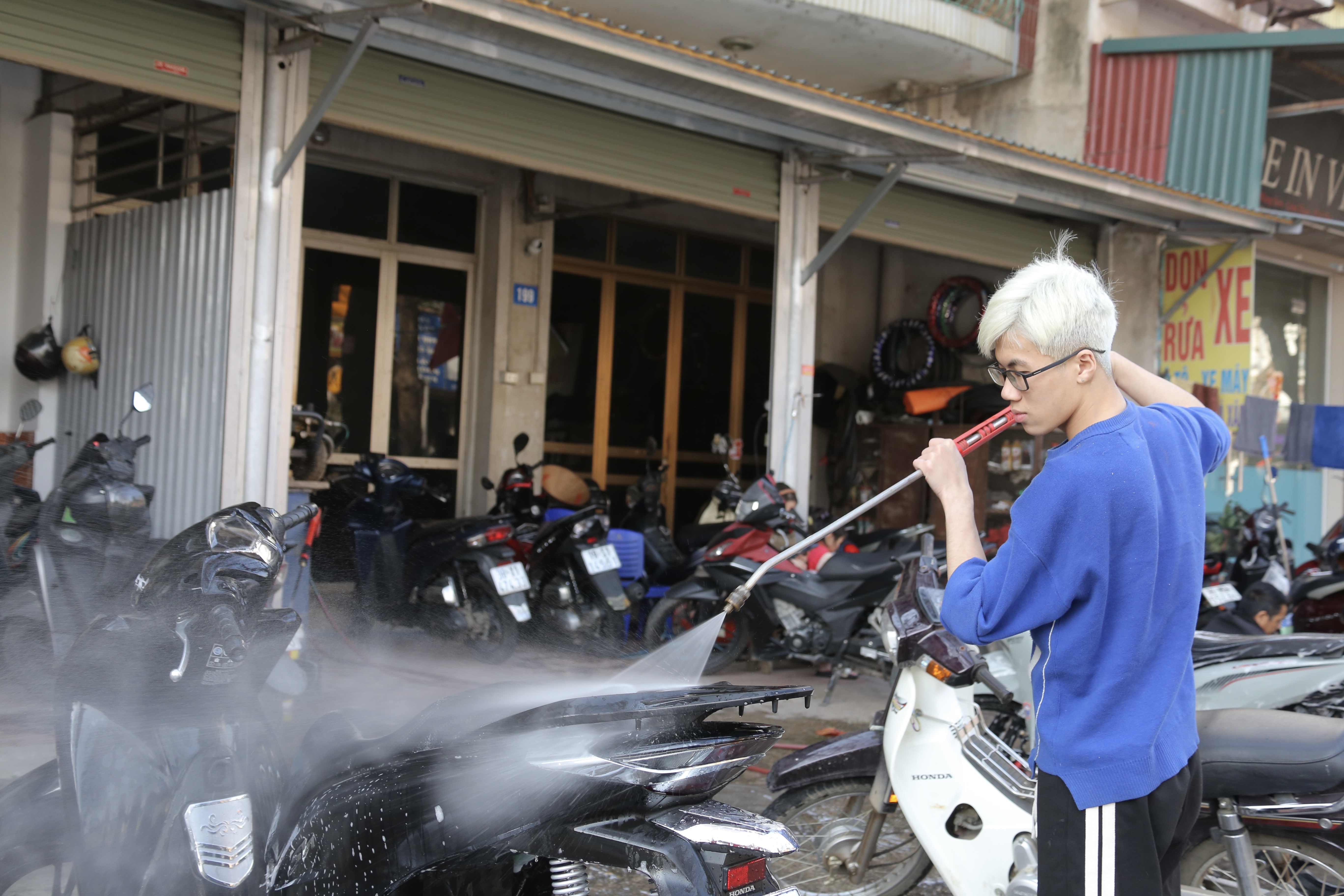 Car wash on the 29th of Tet: People wait 2 hours for their turn