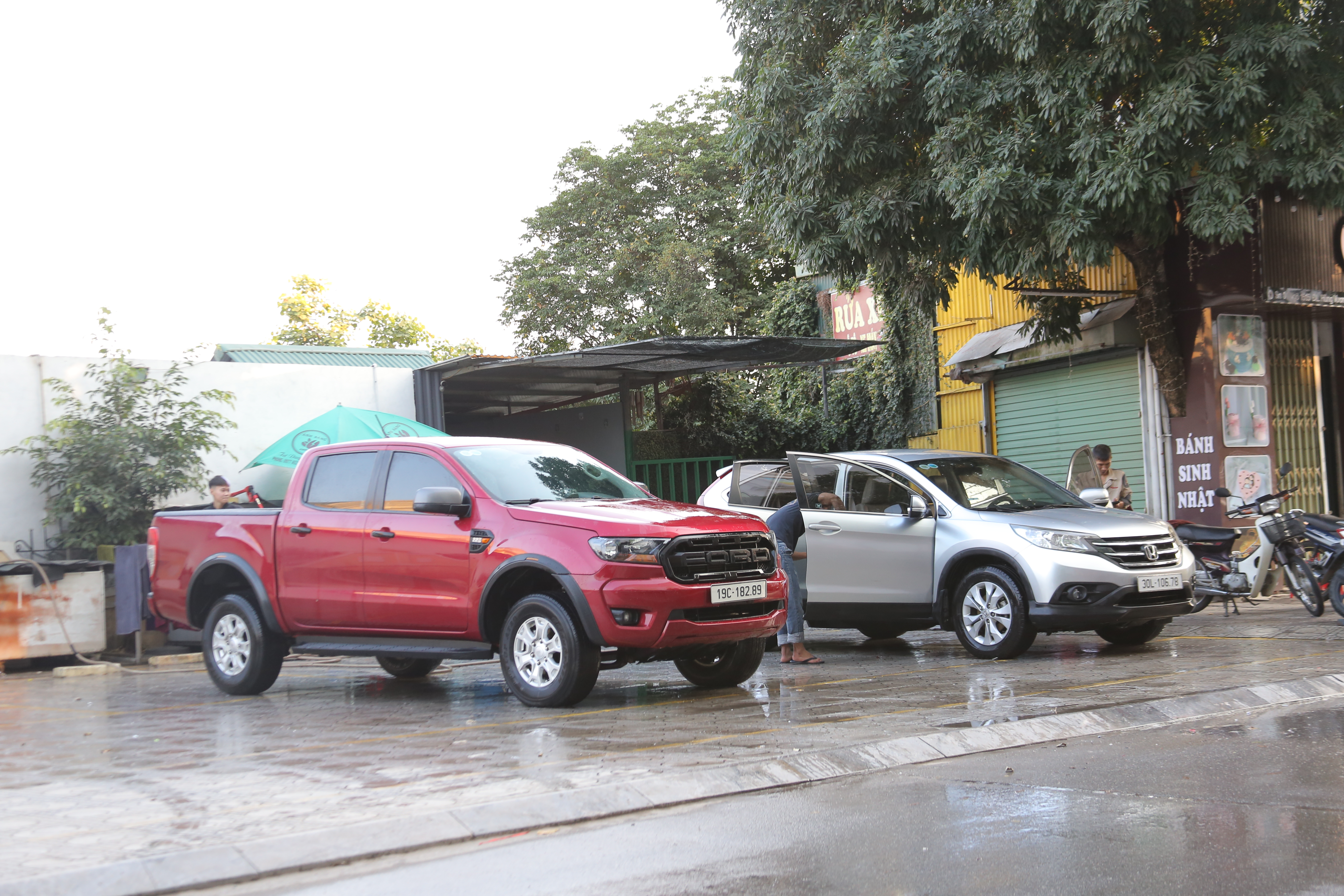 Car wash on the 29th of Tet: People wait 2 hours for their turn