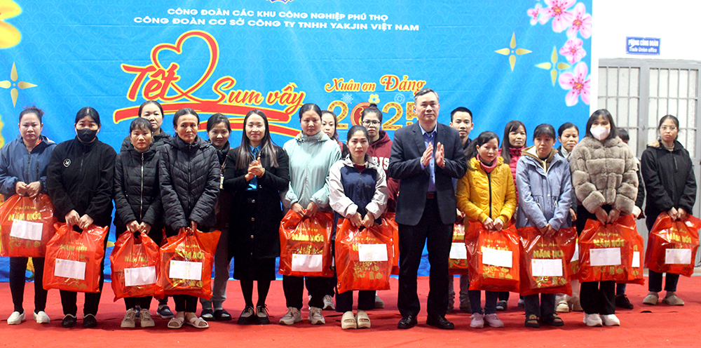 Organizing “Tet Reunion - Spring of Gratitude to the Party” for Union Members and Workers