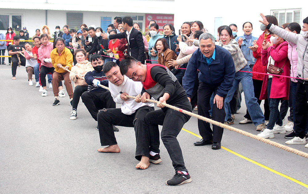 Organizing “Tet Reunion - Spring of Gratitude to the Party” for Union Members and Workers