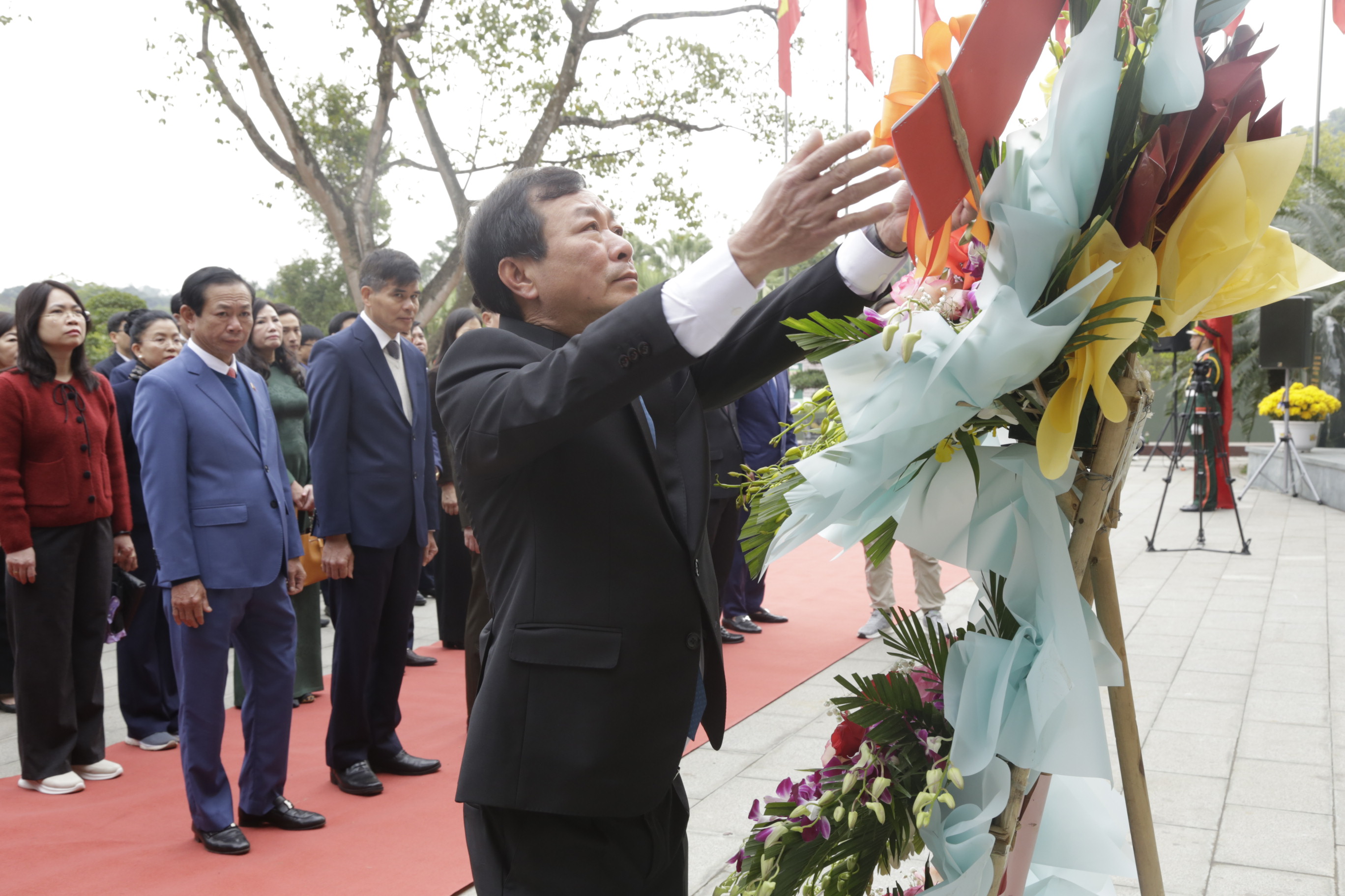 Offering flowers at the bas-relief of President Ho Chi Minh talking to the officers and soldiers of the Pioneer Division