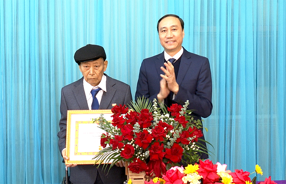 Permanent Deputy Secretary of the Provincial Party Committee Phung Khanh Tai presents the 70-year Party Membership Medal in Doan Hung District