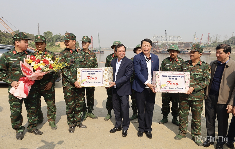 Chairman of the Provincial Peoples Committee Bui Van Quang visits and extends New Year greetings to Brigade 12 - Ministry of Defense and Brigade 249 Engineering Corps