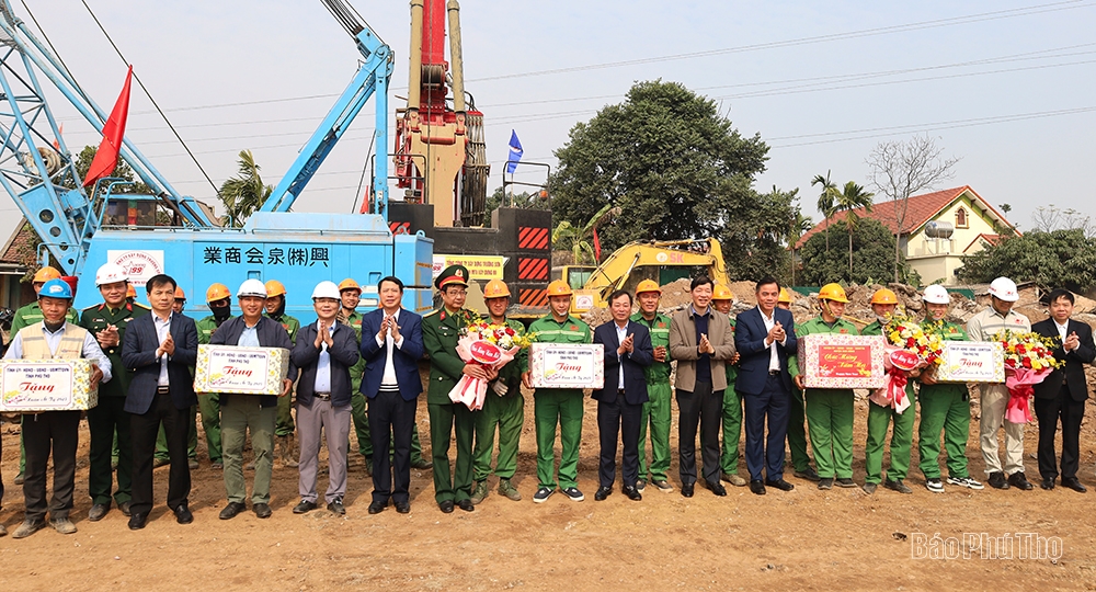 Chairman of the Provincial Peoples Committee Bui Van Quang visits and extends New Year greetings to Brigade 12 - Ministry of Defense and Brigade 249 Engineering Corps