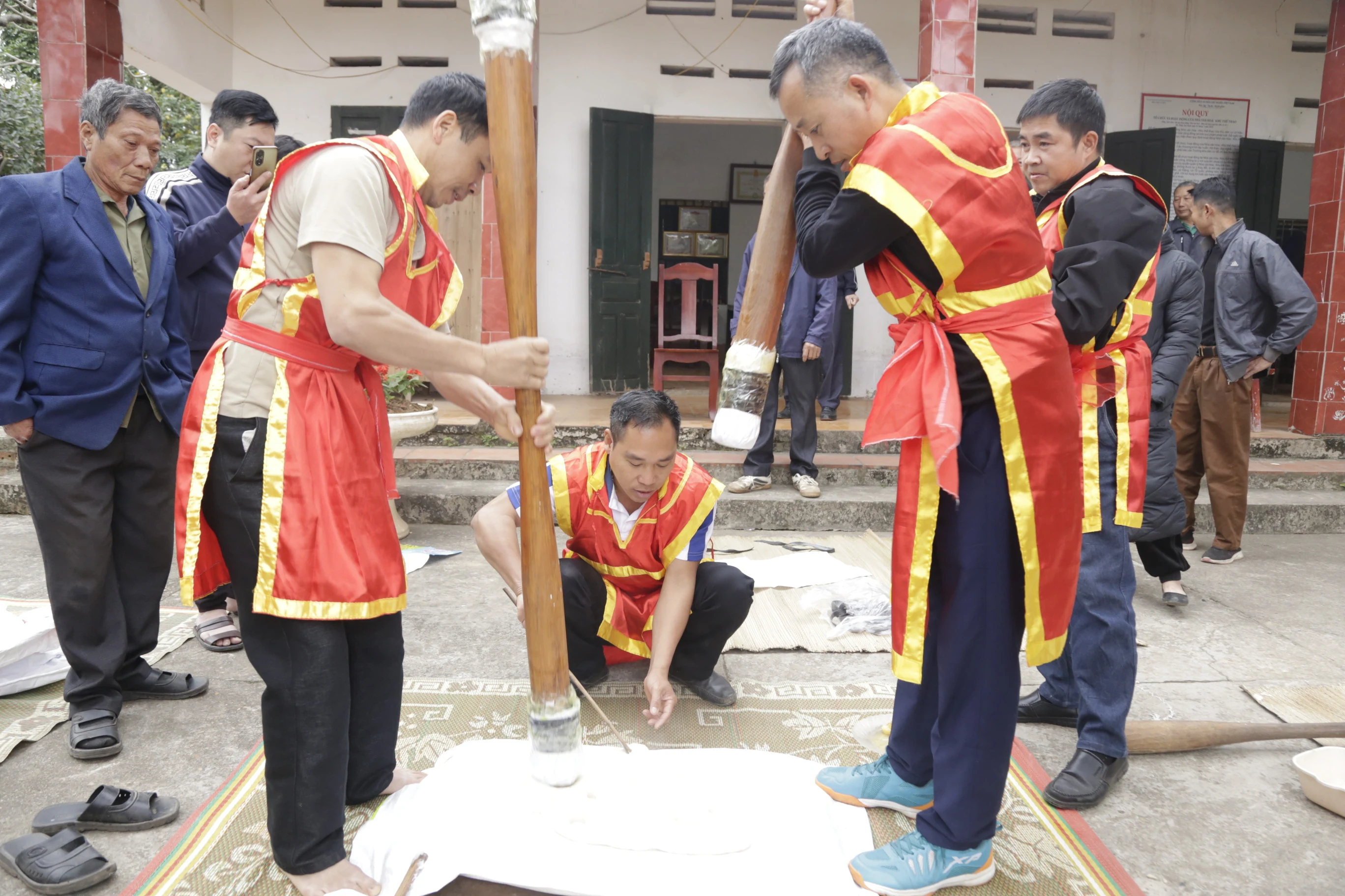 The custom of pounding rice cakes in Truc Phe village