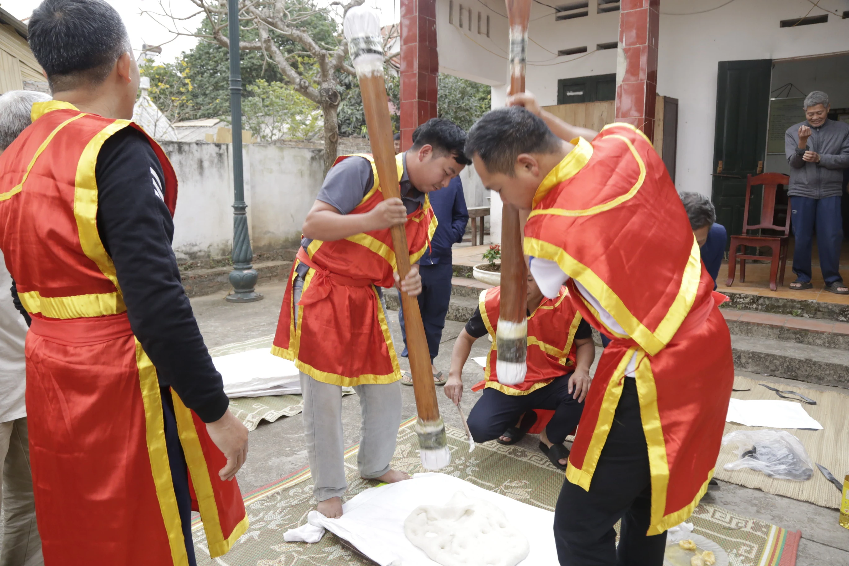 The custom of pounding rice cakes in Truc Phe village