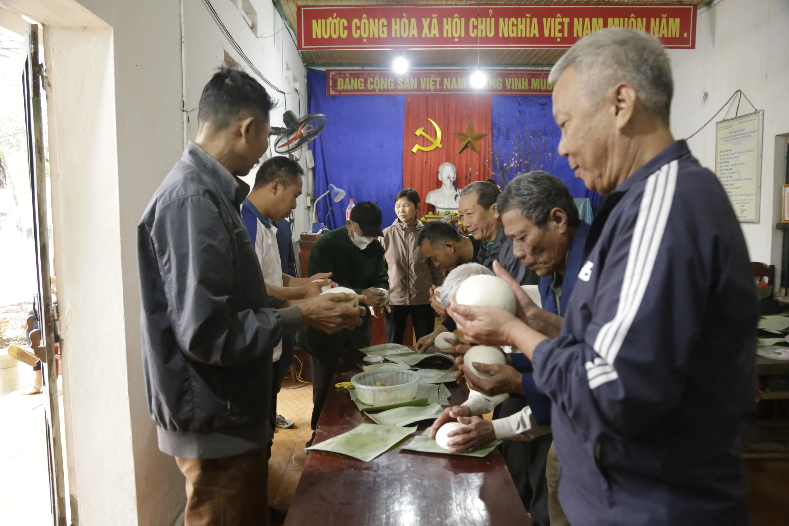 The custom of pounding rice cakes in Truc Phe village