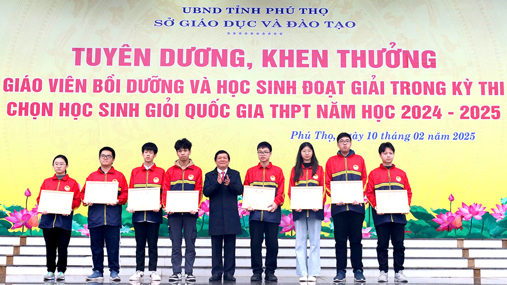 Tuyên dương, khen thưởng giáo viên bồi dưỡng và học sinh đoạt giải Kỳ thi chọn học sinh giỏi quốc gia THPT năm học 2024 - 2025