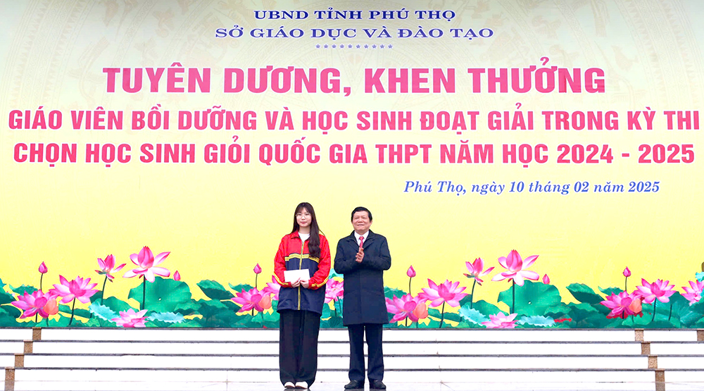 Tuyên dương, khen thưởng giáo viên bồi dưỡng và học sinh đoạt giải Kỳ thi chọn học sinh giỏi quốc gia THPT năm học 2024 - 2025