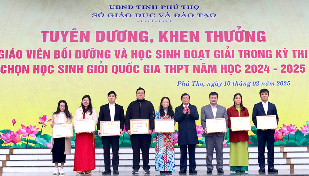 Tuyên dương, khen thưởng giáo viên bồi dưỡng và học sinh đoạt giải Kỳ thi chọn học sinh giỏi quốc gia THPT năm học 2024 - 2025