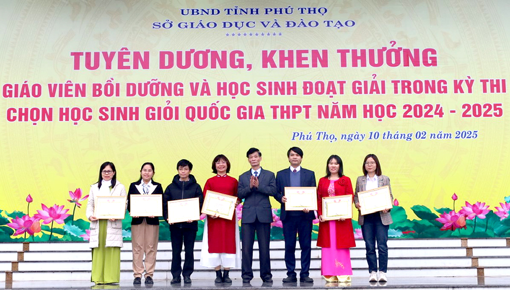 Tuyên dương, khen thưởng giáo viên bồi dưỡng và học sinh đoạt giải Kỳ thi chọn học sinh giỏi quốc gia THPT năm học 2024 - 2025