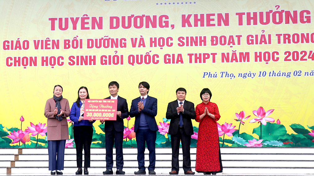 Tuyên dương, khen thưởng giáo viên bồi dưỡng và học sinh đoạt giải Kỳ thi chọn học sinh giỏi quốc gia THPT năm học 2024 - 2025