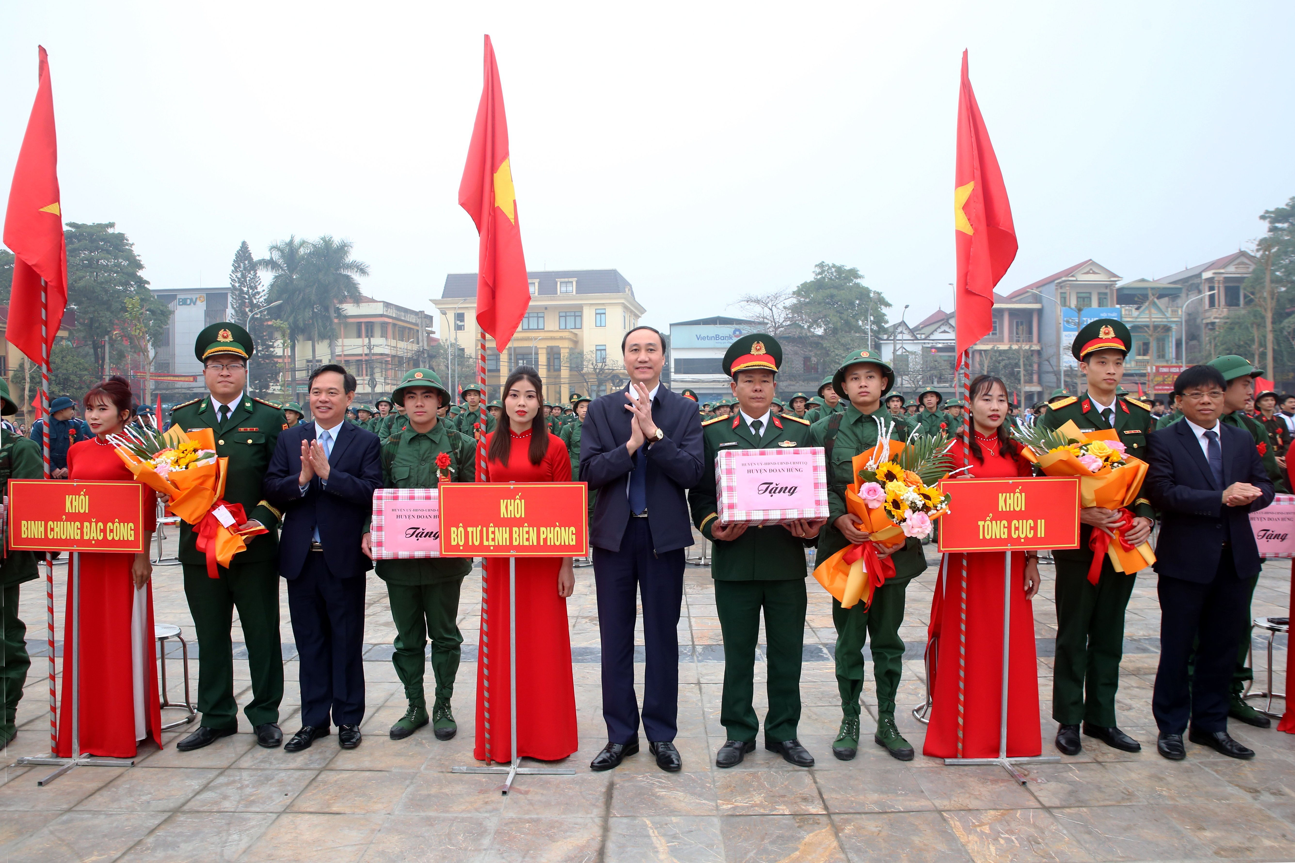 Phó Bí thư Thường trực Tỉnh ủy Phùng Khánh Tài dự lễ giao nhận quân tại huyện Đoan Hùng