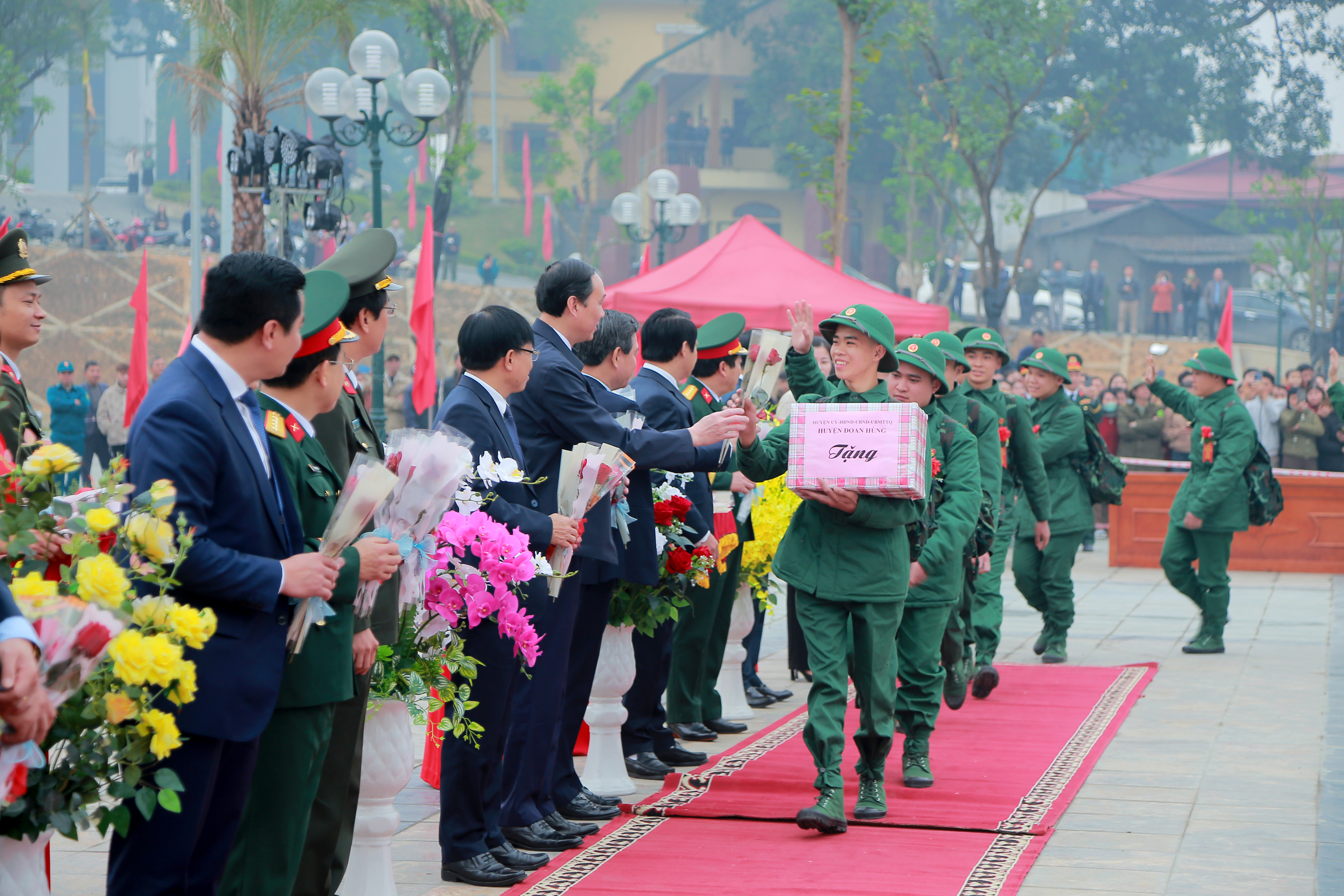 Phó Bí thư Thường trực Tỉnh ủy Phùng Khánh Tài dự lễ giao nhận quân tại huyện Đoan Hùng