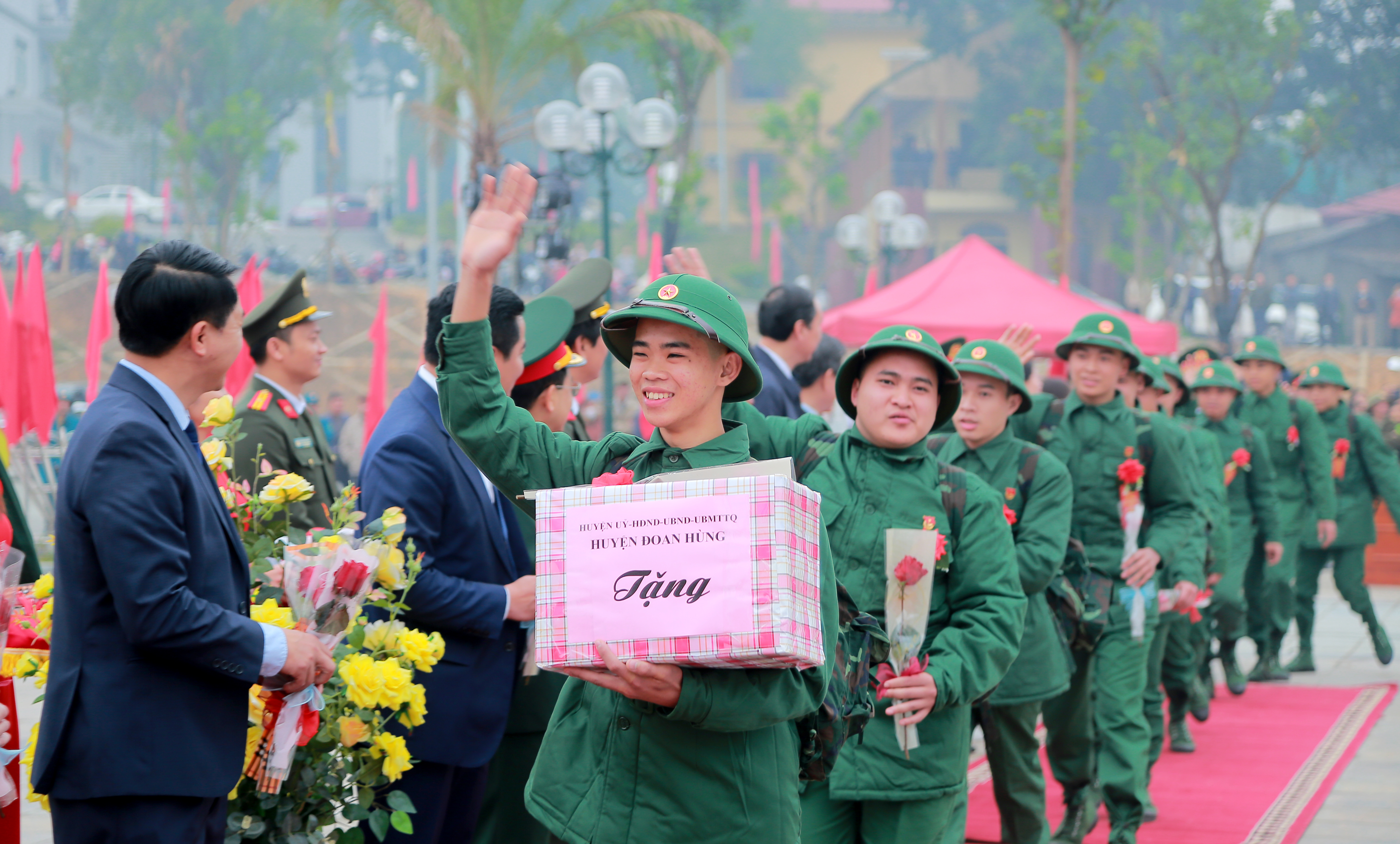 Phó Bí thư Thường trực Tỉnh ủy Phùng Khánh Tài dự lễ giao nhận quân tại huyện Đoan Hùng