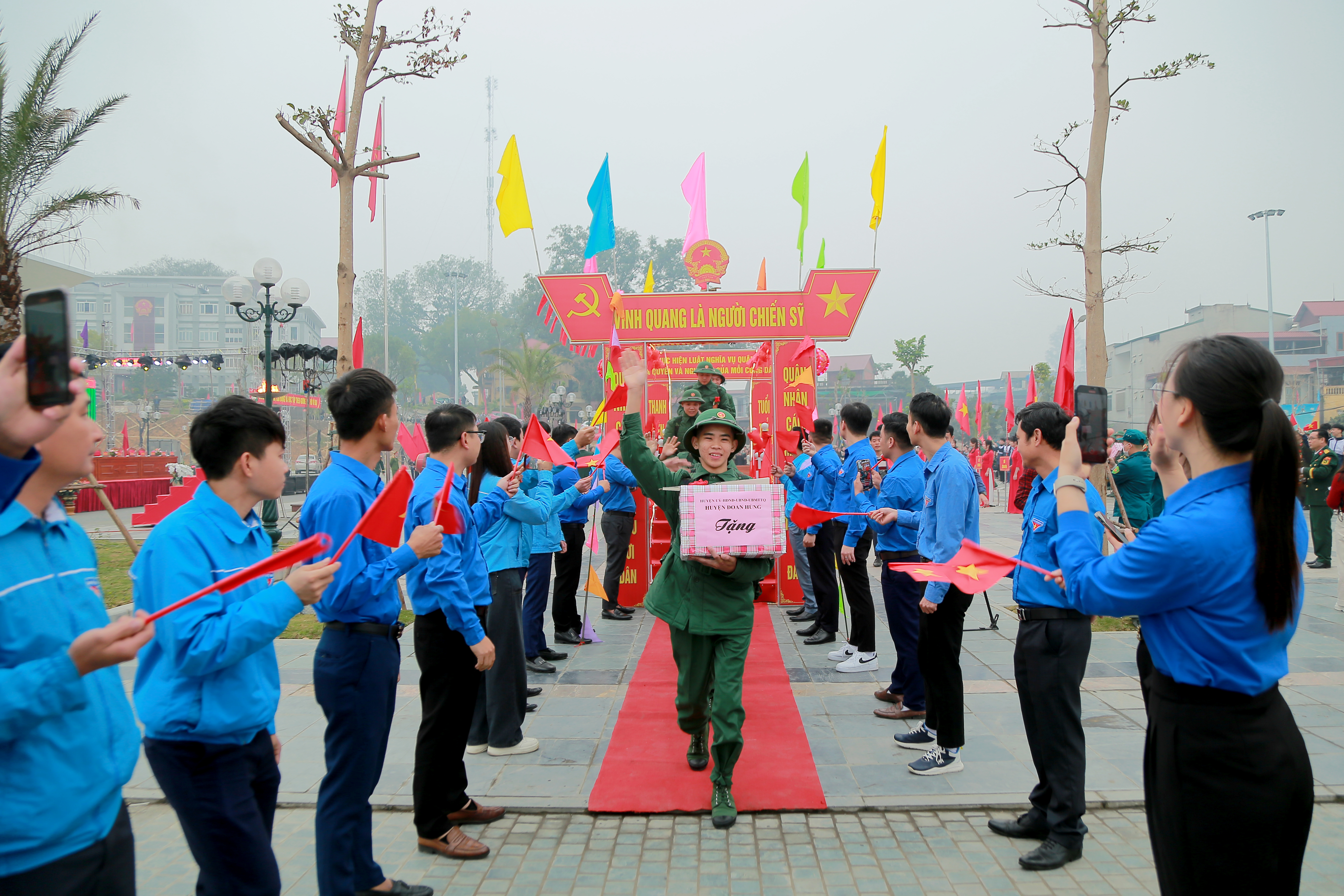 Phó Bí thư Thường trực Tỉnh ủy Phùng Khánh Tài dự lễ giao nhận quân tại huyện Đoan Hùng