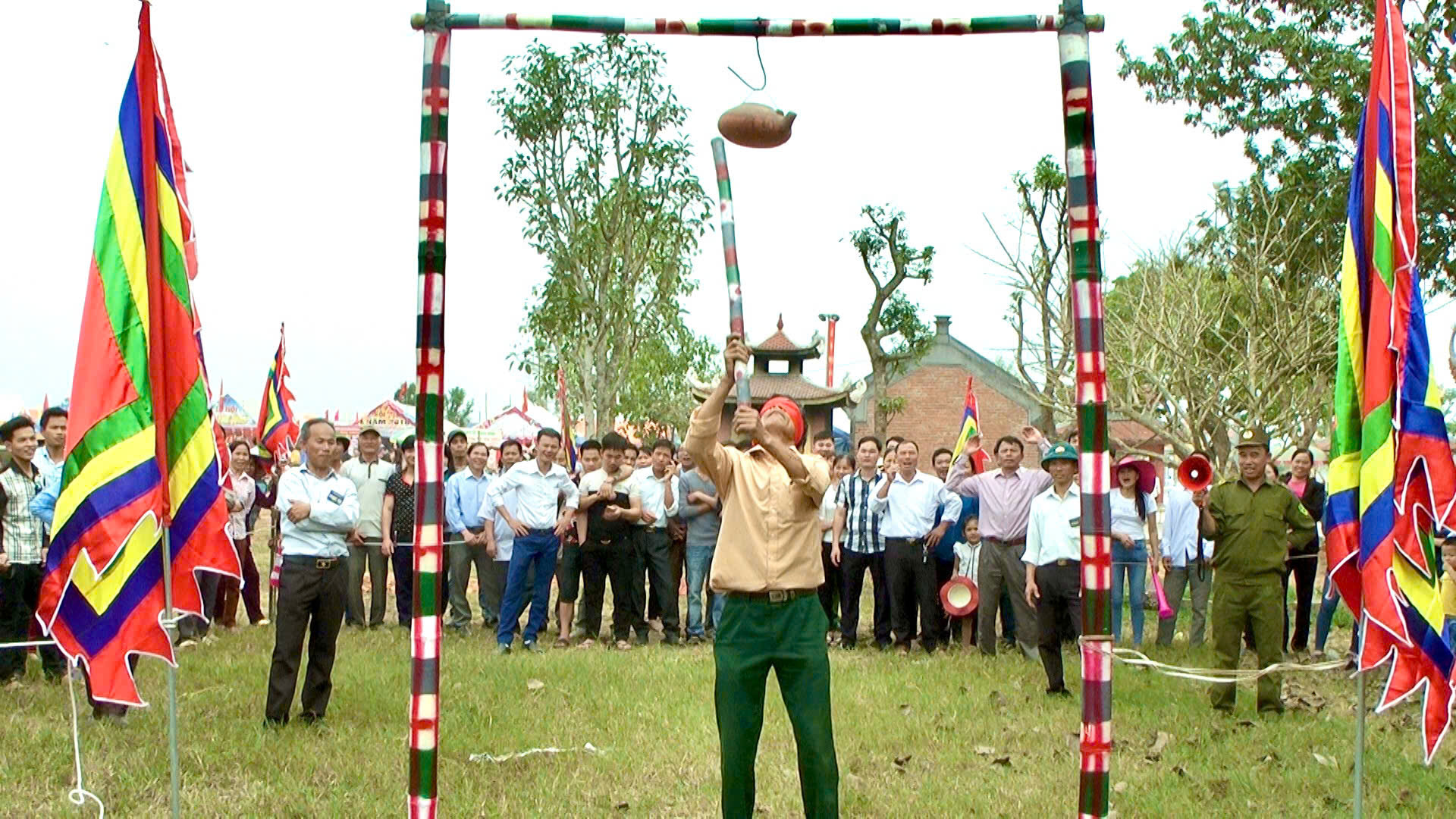 Trẩy hội Xuân vui trò bịt mắt đập niêu đất