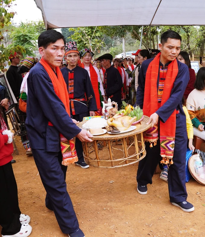 Nghi thức lễ hát múa ăn mừng dưới cây bông của đồng bào dân tộc Thái