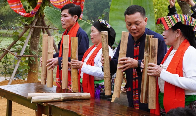 Nghi thức lễ hát múa ăn mừng dưới cây bông của đồng bào dân tộc Thái