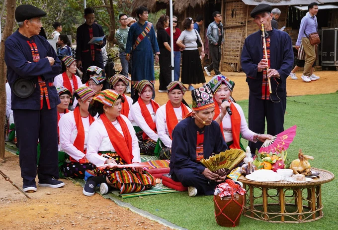 Nghi thức lễ hát múa ăn mừng dưới cây bông của đồng bào dân tộc Thái