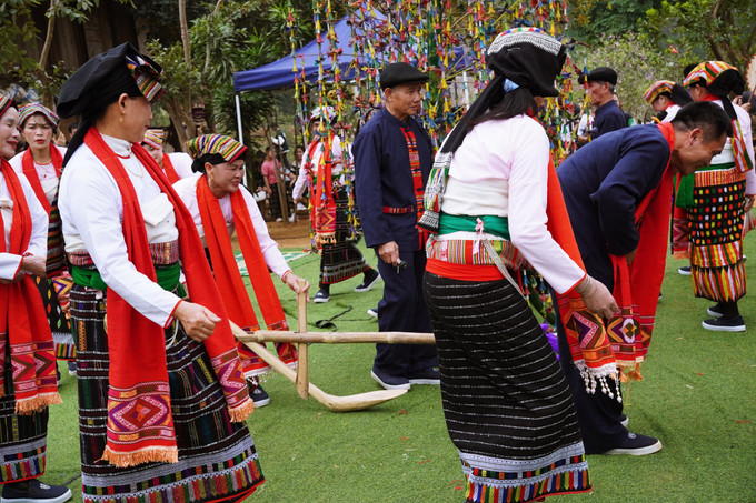 Nghi thức lễ hát múa ăn mừng dưới cây bông của đồng bào dân tộc Thái