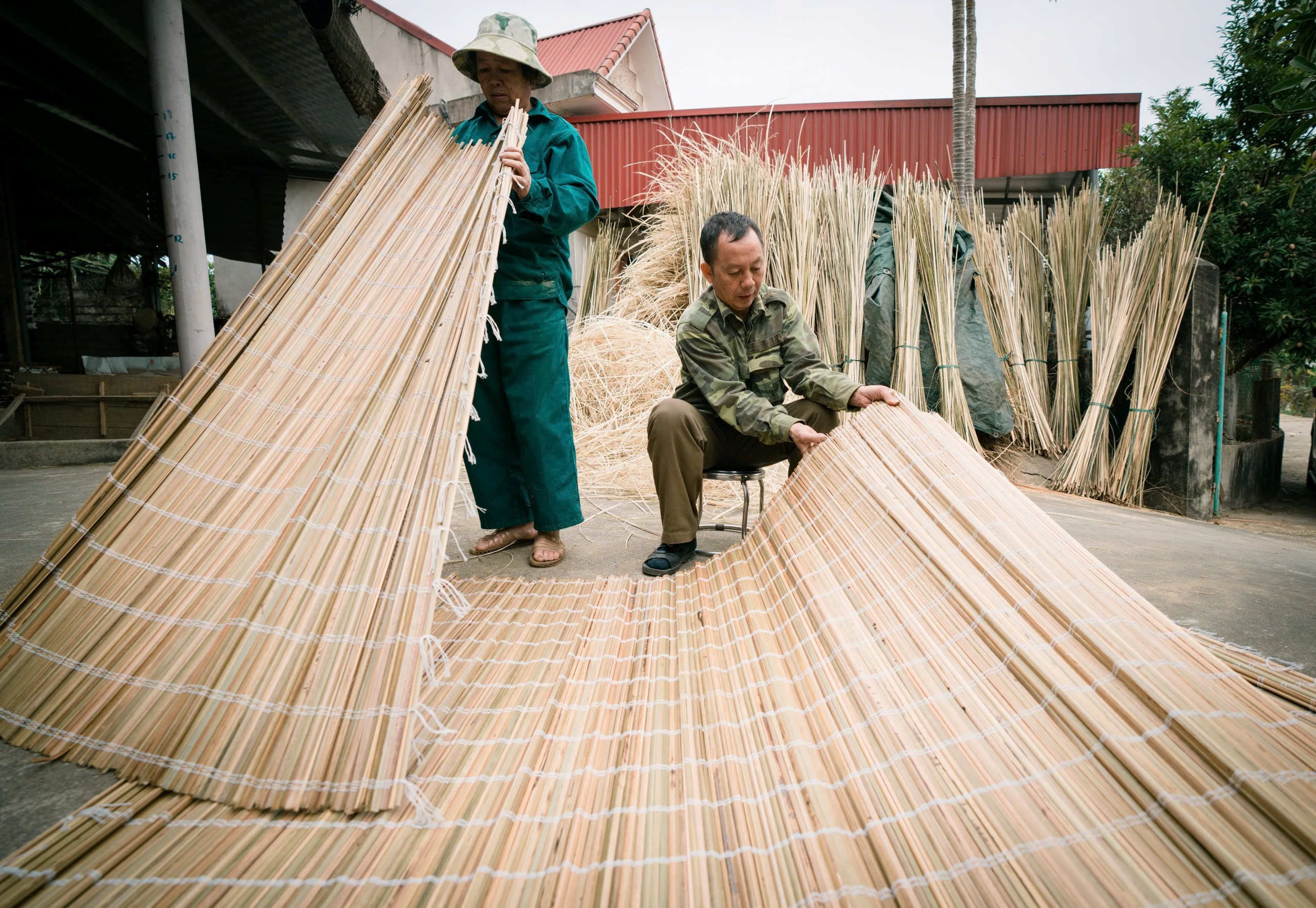 Palm blind making in Quang Yen