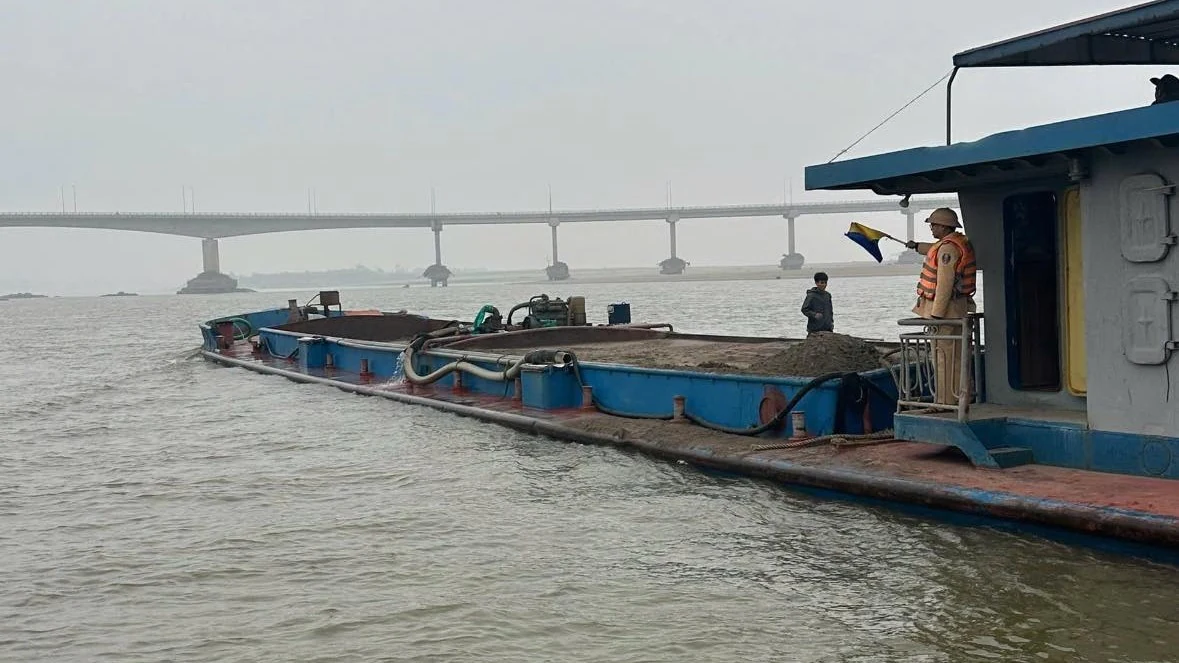 Tăng cường tuần tra, hướng dẫn phân luồng giao thông tại vị trí có đá ngầm