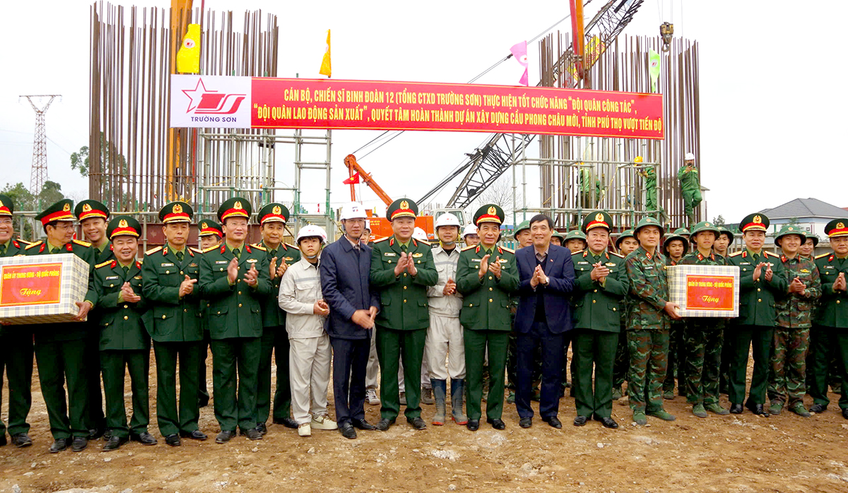 Minister of National Defense inspects construction progress of Phong Chau bridge