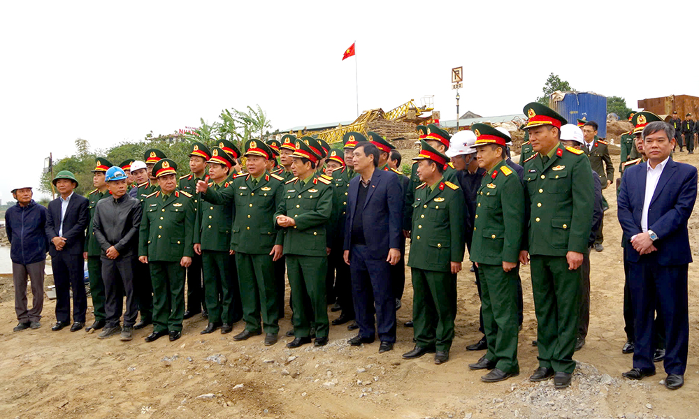 Minister of National Defense inspects construction progress of Phong Chau bridge