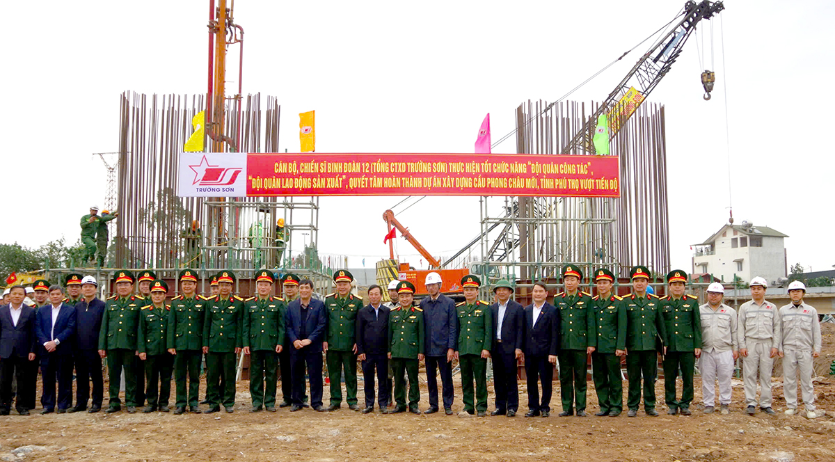 Minister of National Defense inspects construction progress of Phong Chau bridge