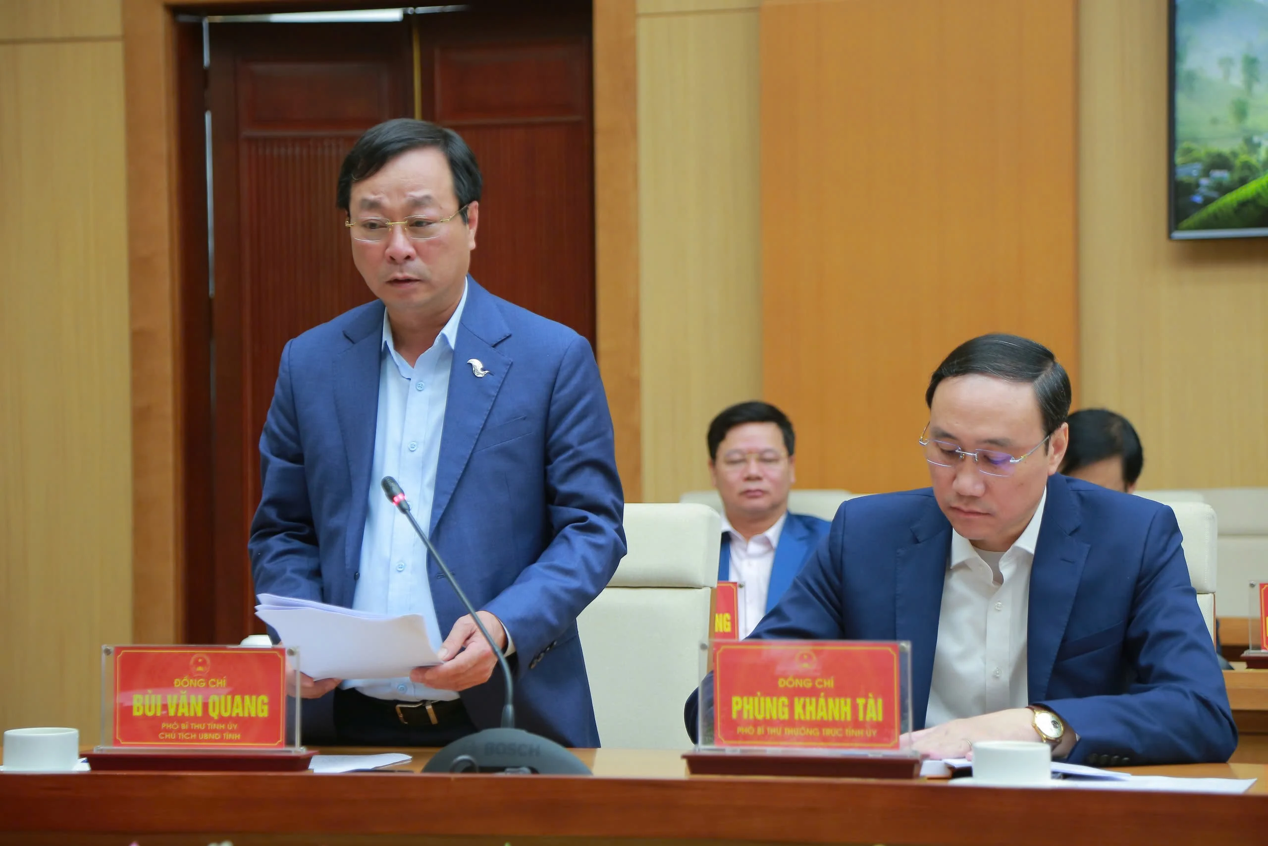 Deputy Prime Minister Nguyen Chi Dung works with Phu Tho province