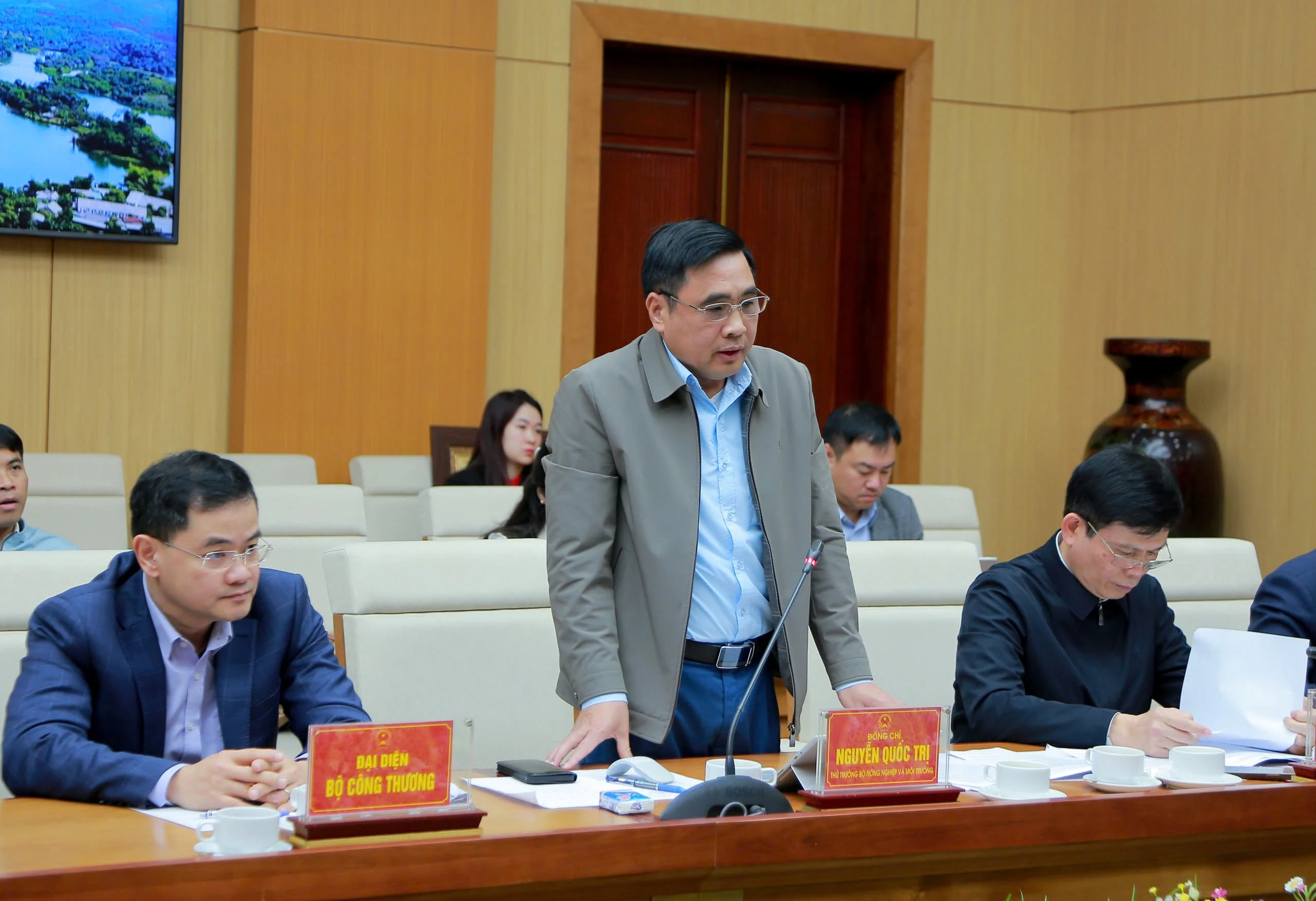 Deputy Prime Minister Nguyen Chi Dung works with Phu Tho province