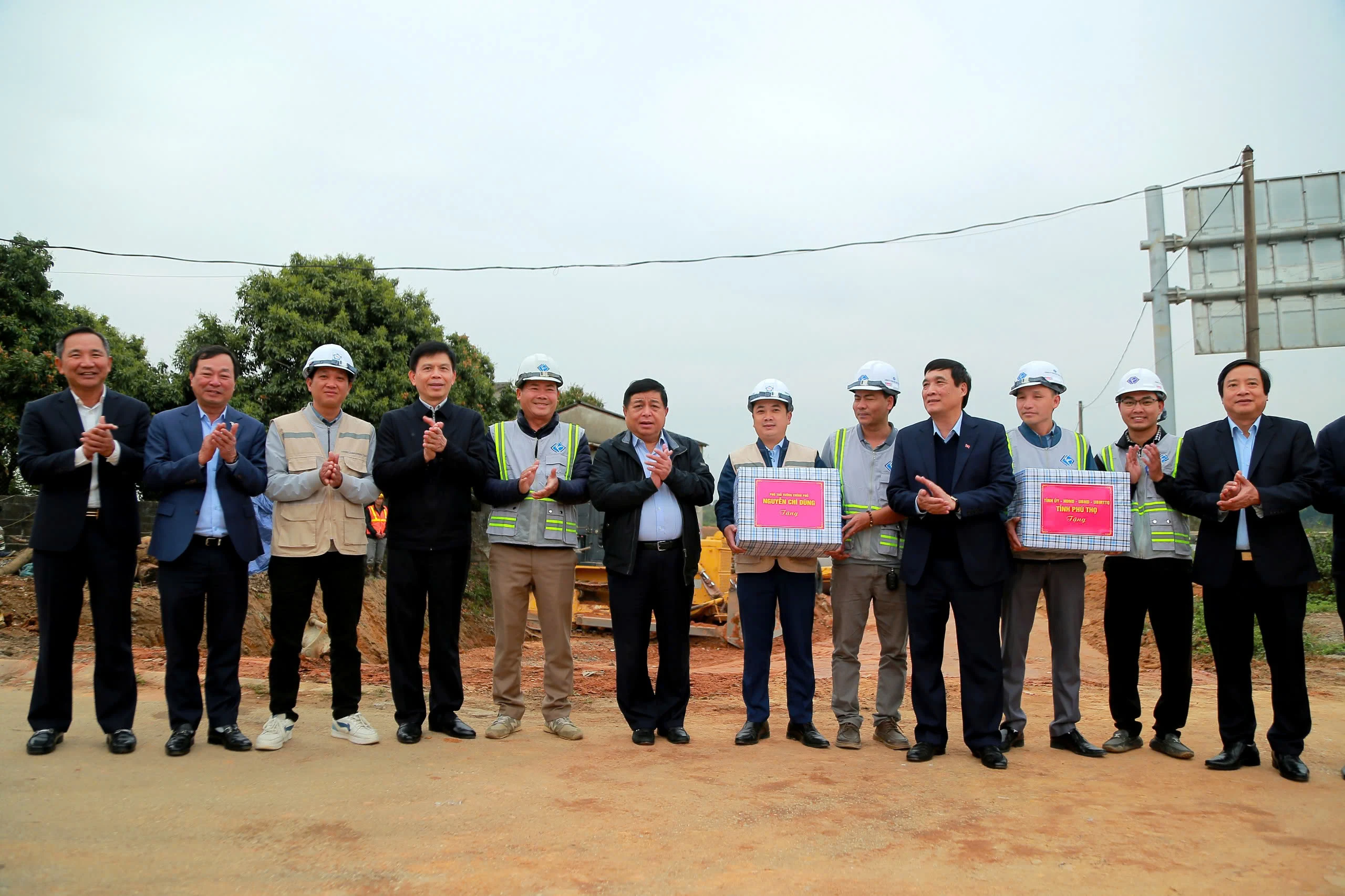 Deputy Prime Minister Nguyen Chi Dung works with Phu Tho province