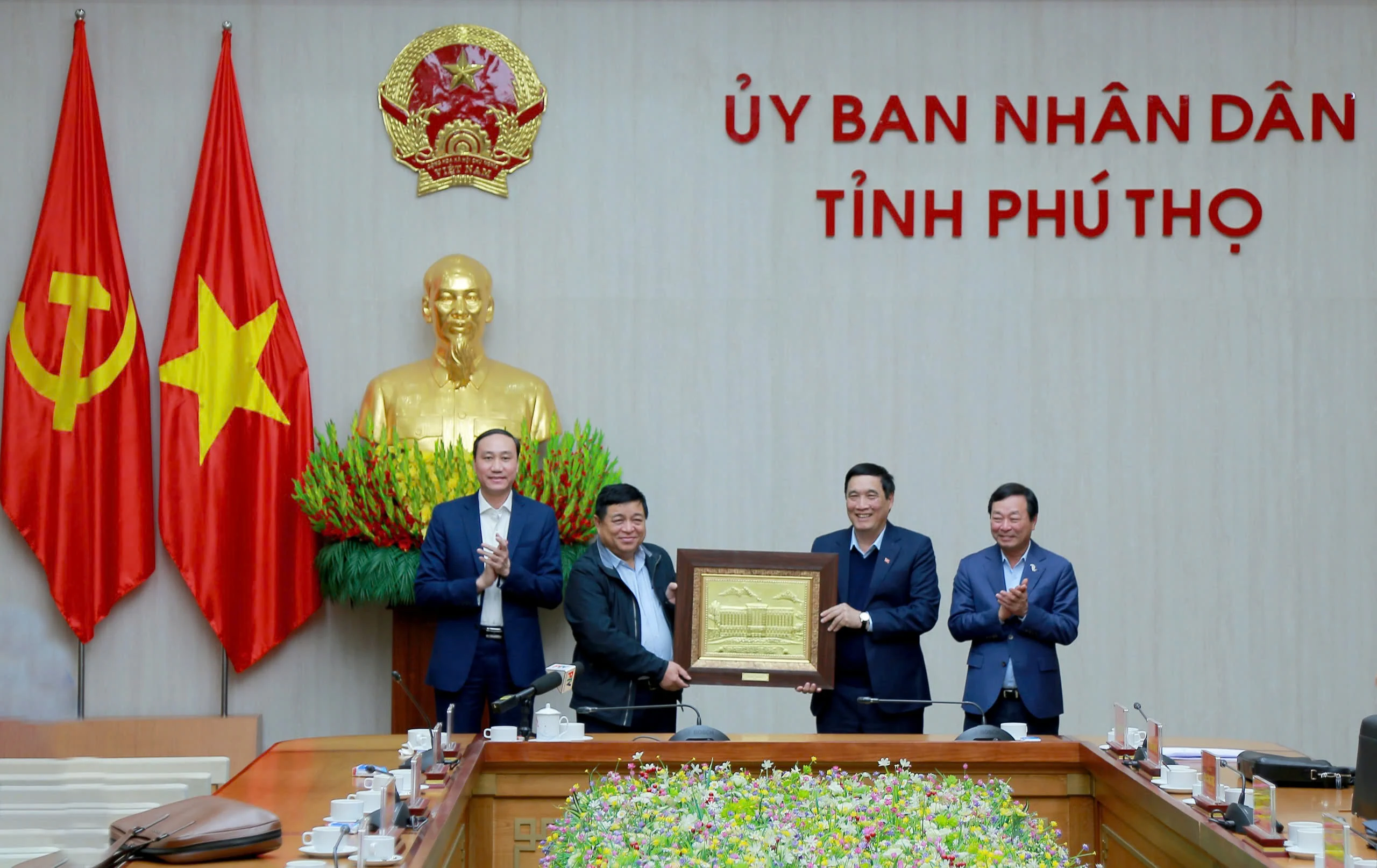 Deputy Prime Minister Nguyen Chi Dung works with Phu Tho province