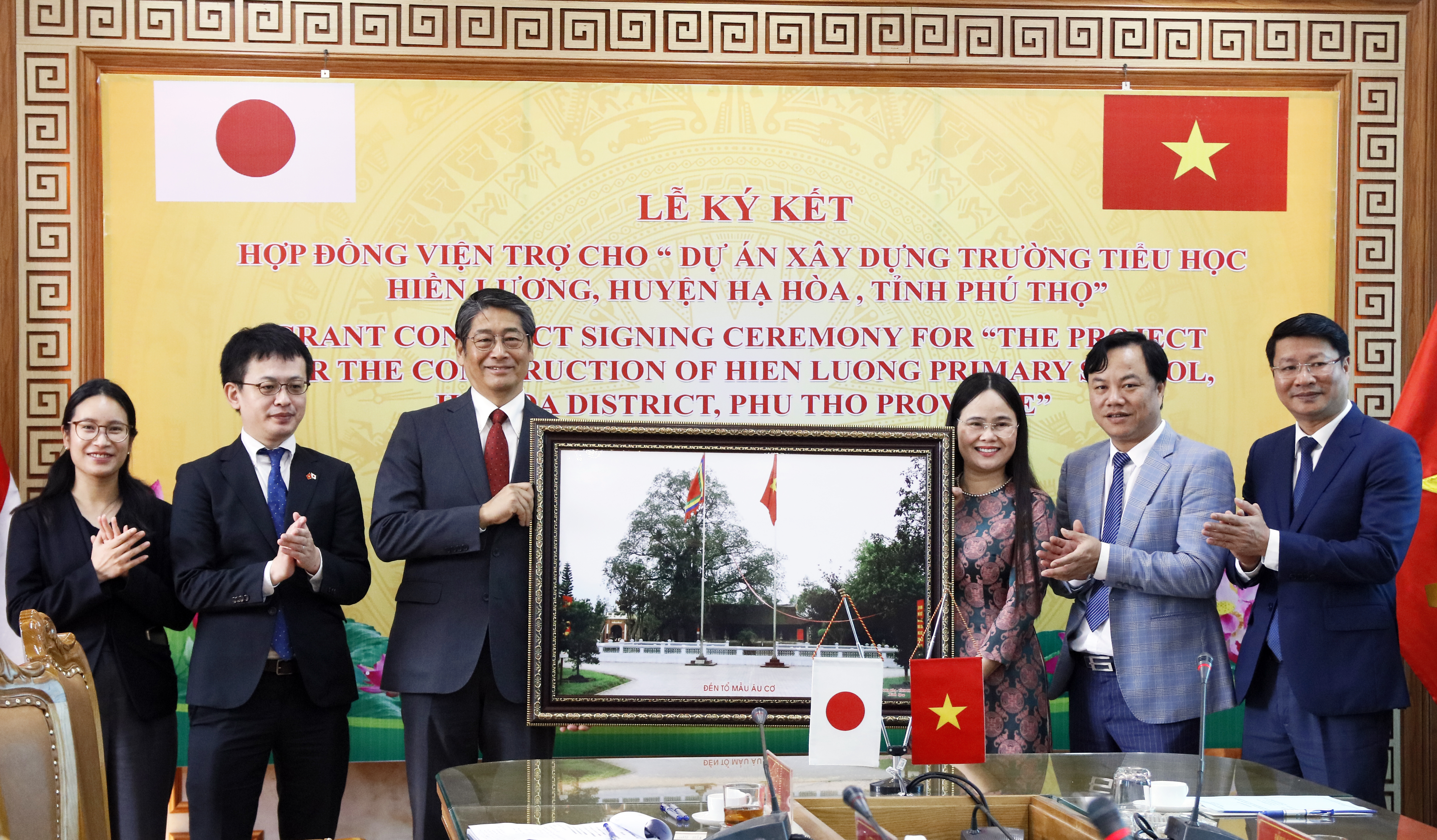 Signing of the Aid Contract for the construction of Hien Luong primary school, Ha Hoa district