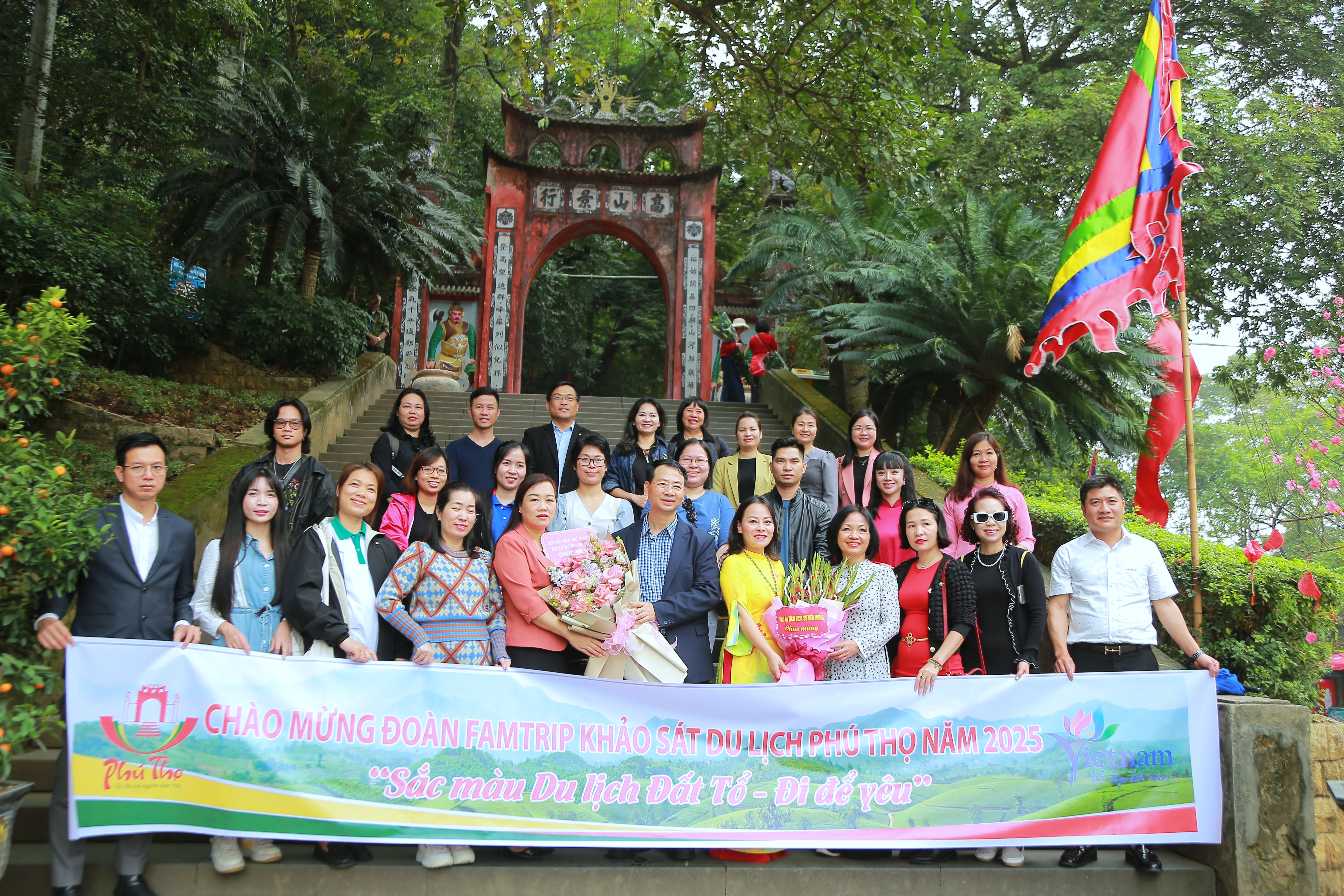 The Famtrip group “Colors of tourism in the Ancestral Land-Go to Love” surveys tourism in Phu Tho.